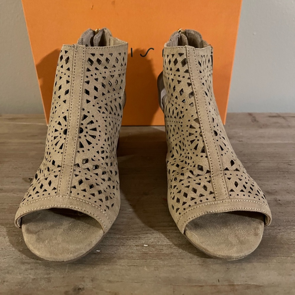 Brown sued shoes 7.5 woman’s - Picture 2 of 4